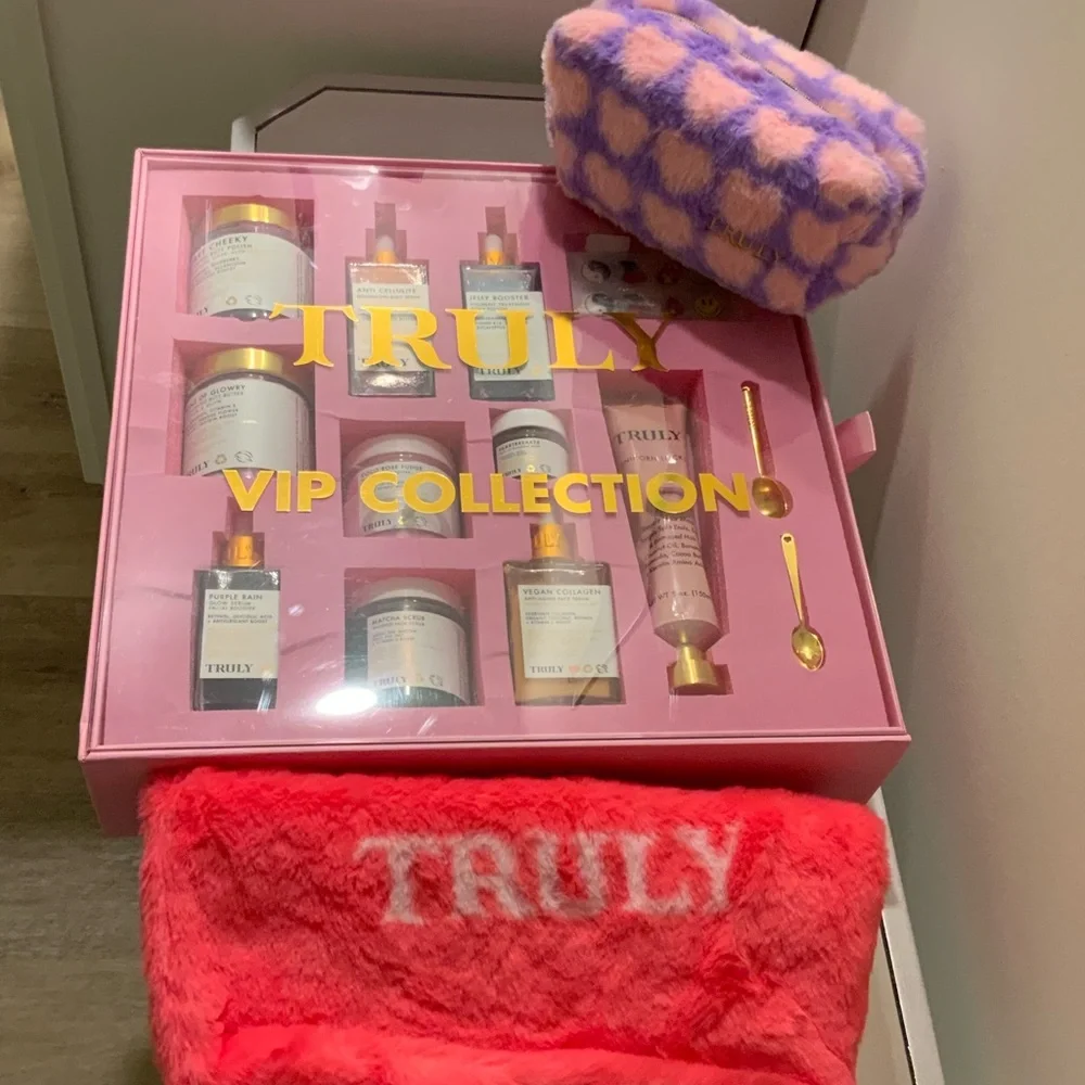 Truly VIP Collection beauty bundle with two free bags - Picture 7 of 11